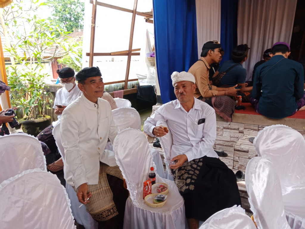 Perbekel Petang Menghadiri Upacara Mapandes di Rumah Bendesa  Adat,Br Kerta